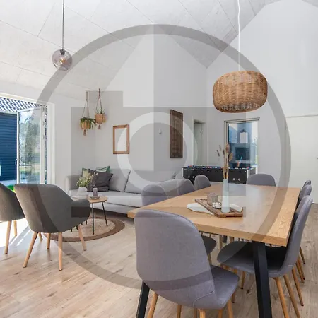 4 Bedroom Stunning In Prázdninový dům Glesborg